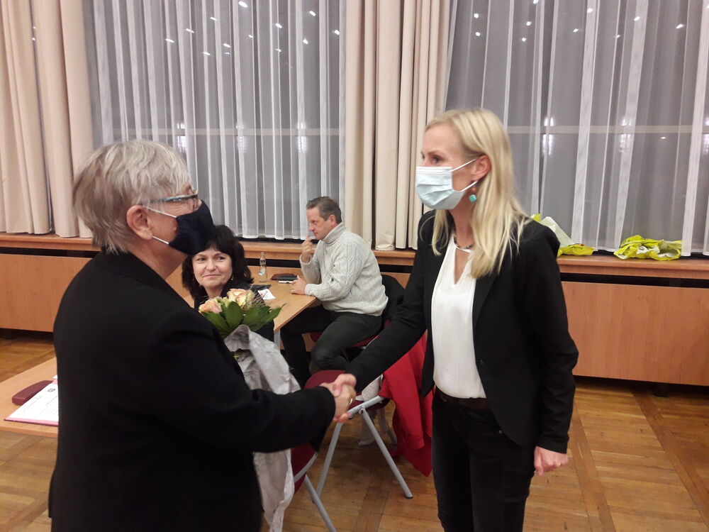 Kristine Kasten gratuliert Ricarda Rumpel nach der Wahl